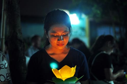 Hoa đăng đẹp lung linh trên sông Sài Gòn đêm Rằm tháng Tư - 5