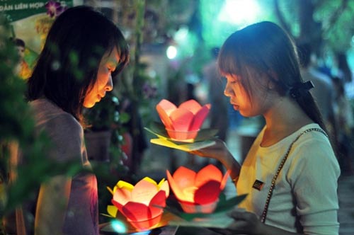 Hoa đăng đẹp lung linh trên sông Sài Gòn đêm Rằm tháng Tư - 7