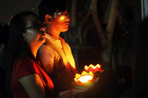 Hoa đăng đẹp lung linh trên sông Sài Gòn đêm Rằm tháng Tư - 6