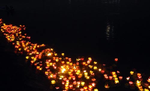 Hoa đăng đẹp lung linh trên sông Sài Gòn đêm Rằm tháng Tư - 14
