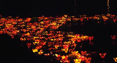 Hoa đăng đẹp lung linh trên sông Sài Gòn đêm Rằm tháng Tư - 13