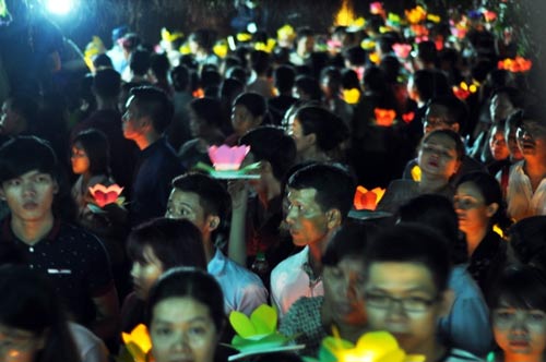 Hoa đăng đẹp lung linh trên sông Sài Gòn đêm Rằm tháng Tư - 8