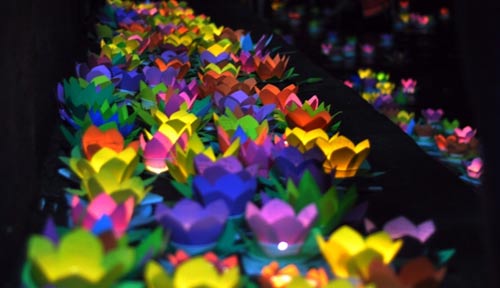 Hoa đăng đẹp lung linh trên sông Sài Gòn đêm Rằm tháng Tư - 9