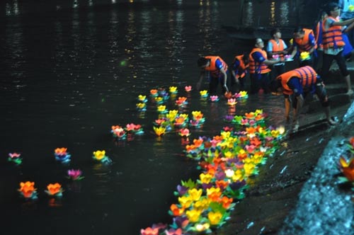 Hoa đăng đẹp lung linh trên sông Sài Gòn đêm Rằm tháng Tư - 10