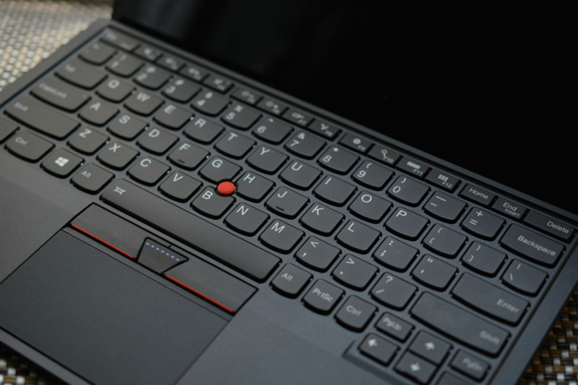 Một chi tiết đáng chú ý khác trên mẫu ThinkPad X1 Carbon 2016 chính là thiết kế fingerprint dạng một chạm độc đáo rất thích hợp trong việc mở khóa nhanh Windows 10.