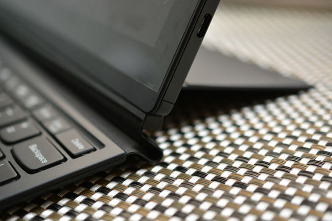 Vị trí bản lề của ThinkPad X1 Carbon cho phép nó chuyển từ chế độ máy tính bảng sang máy tính xách tay. Mặc dù nó không thực sự cứng cáp như các máy tính xách tay thông thường