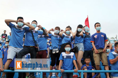Đeo khẩu trang xem bóng đá độc nhất vô nhị ở Cẩm Phả - 7
