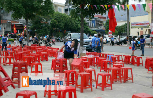 Đeo khẩu trang xem bóng đá độc nhất vô nhị ở Cẩm Phả - 2