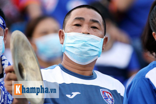 Đeo khẩu trang xem bóng đá độc nhất vô nhị ở Cẩm Phả - 9