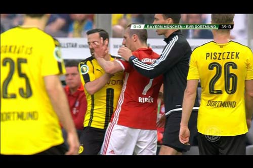 Ribery chọc mắt đối thủ, nạn nhân bị… thẻ vàng - 1