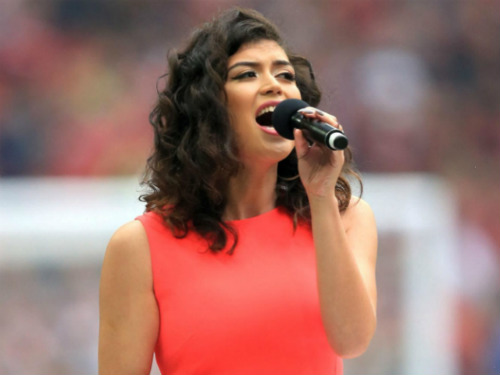 Quên lời quốc ca, nữ ca sỹ được Rooney ứng cứu - 1