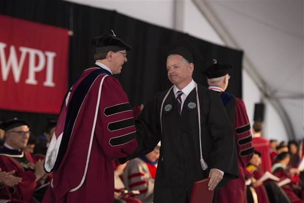 Mỹ: 54 tuổi, đêm dọn toilet, ngày học đại học suốt 8 năm - 3