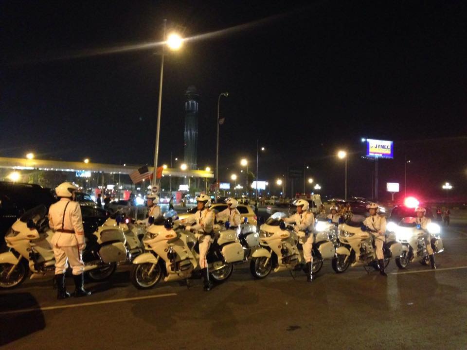 Chùm ảnh: Đón TT Obama, an ninh siết chặt từ sân bay về khách sạn - 9