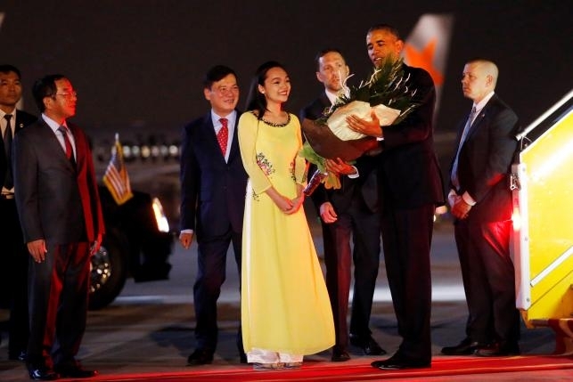 Khoảnh khắc ông Obama rời Không lực một, lên "quái thú" - 11