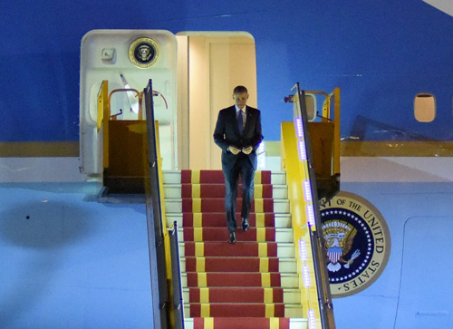 Khoảnh khắc ông Obama rời Không lực một, lên "quái thú" - 1