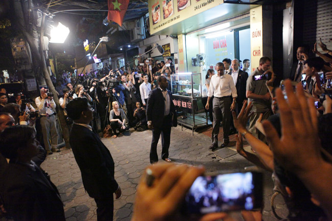 Obama bat tay nguoi dan Ha Noi