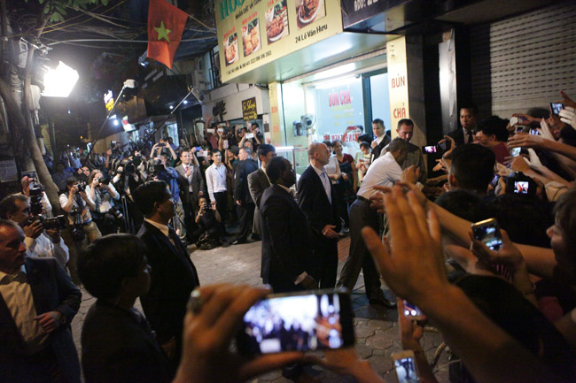 Obama an bun cha Ha Noi