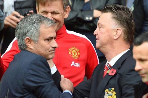 MU: Mourinho báo cho Van Gaal biết quyết định sa thải - 1