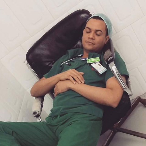 Chùm ảnh bác sĩ ngủ gật trong ca trực gây “sốt” mạng - 1