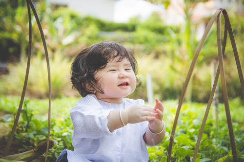 Bộ ảnh “cô nông dân nhí” 11 tháng tuổi siêu đáng yêu - 1