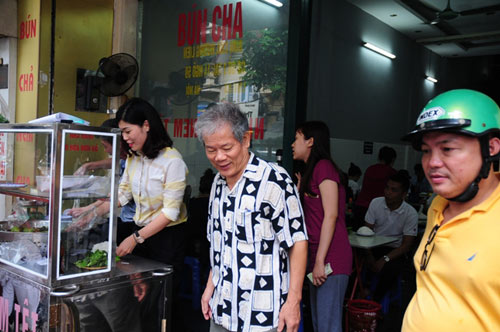 Quán bún chả ông Obama đến ăn bỗng nhiên “cháy hàng” - 10