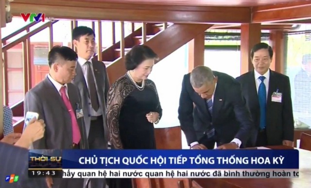 Obama tặng bút - Chiếc bút Obama dùng để tặng ở nhà sàn Bác Hồ