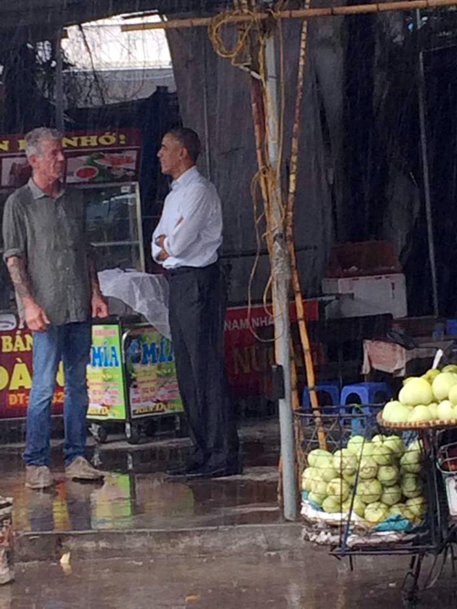 Chùm ảnh: TT Obama đội mưa thăm hỏi người dân Hà Nội - 4