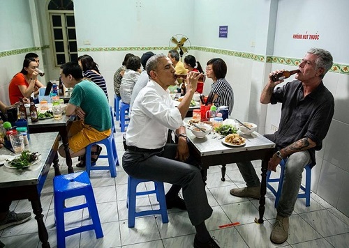 Sao Việt thích thú với ảnh Obama ăn bún chả Hà Nội - 1