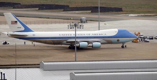 Chuyên cơ Air Force One của Tổng thống Obama đáp xuống sân bay Tân Sơn Nhất