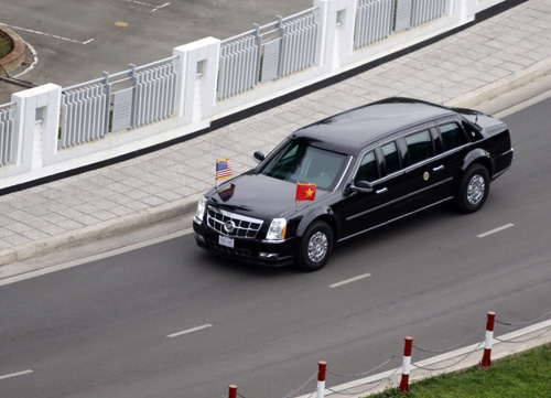 Clip: Chuyên cơ chở ông Obama xuống Tân Sơn Nhất trong mưa - 10