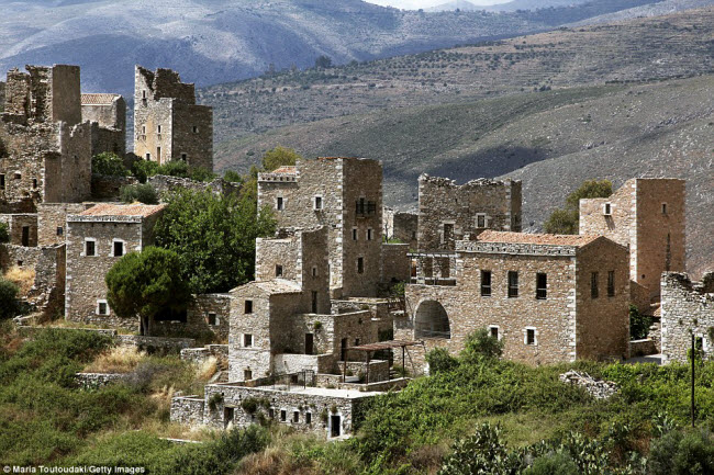 Tới bán đảo Peloponnese (Hi Lạp), du khách có cơ hội khám phá những ngôi nhà cổ được xây dựng bằng đá và cảnh núi non hùng vĩ.