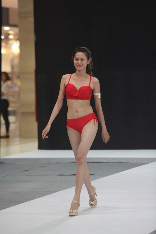 Mẫu nữ mặt xinh, dáng đẹp catwalk với đồ bơi ở Hà Nội - 1