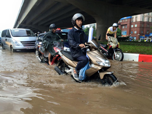 Mưa suốt đêm, nhiều phố Hà Nội ngập sâu, giao thông tê liệt - 14