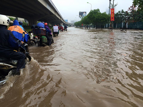 Mưa suốt đêm, nhiều phố Hà Nội ngập sâu, giao thông tê liệt - 13