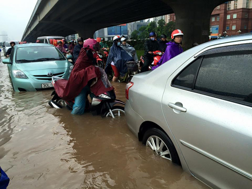 Mưa suốt đêm, nhiều phố Hà Nội ngập sâu, giao thông tê liệt - 15