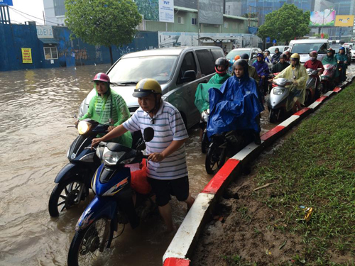 Mưa suốt đêm, nhiều phố Hà Nội ngập sâu, giao thông tê liệt - 23