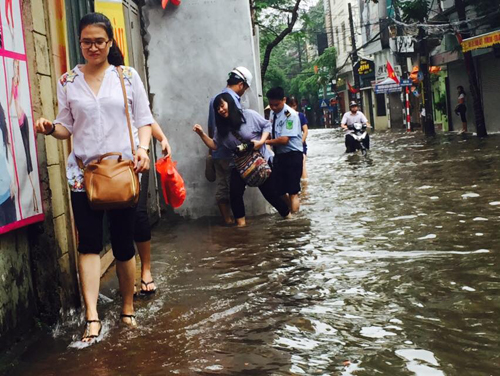 Mưa suốt đêm, nhiều phố Hà Nội ngập sâu, giao thông tê liệt - 7