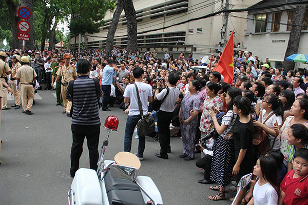 Giới trẻ Sài Gòn đổ xuống đường chào đón TT Obama - 1