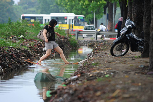 Dân &#34;cưỡi&#34; máy xúc qua điểm ngập giữa Thủ đô - 12