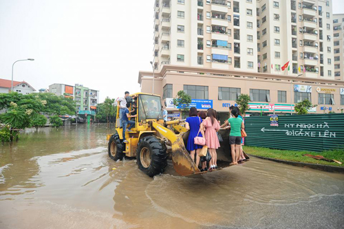 Dân &#34;cưỡi&#34; máy xúc qua điểm ngập giữa Thủ đô - 9