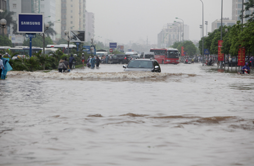 Mưa suốt đêm, nhiều phố Hà Nội ngập sâu, giao thông tê liệt - 12