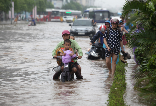 Mưa suốt đêm, nhiều phố Hà Nội ngập sâu, giao thông tê liệt - 16