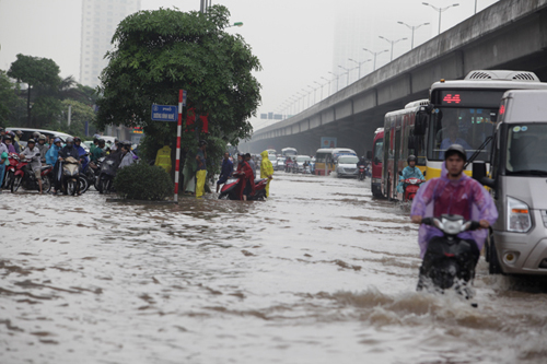 Mưa suốt đêm, nhiều phố Hà Nội ngập sâu, giao thông tê liệt - 19