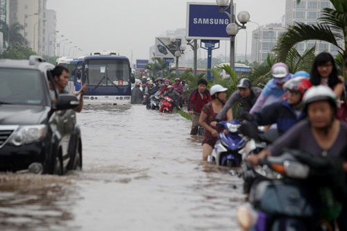 Mưa suốt đêm, nhiều phố Hà Nội ngập sâu, giao thông tê liệt - 17