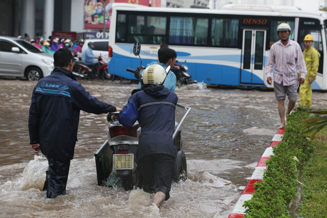 Hà Nội ngập sâu, 50.000 đồng/lần &#34;tăng bo&#34; xe máy - 5