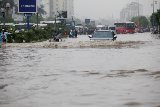 Hà Nội ngập sâu, 50.000 đồng/lần &#34;tăng bo&#34; xe máy - 2