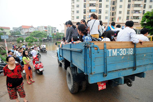 Mưa suốt đêm, nhiều phố Hà Nội ngập sâu, giao thông tê liệt - 5