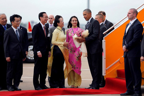 Thiếu nữ xinh đẹp Sài thành tặng hoa sen cho TT Obama - 1