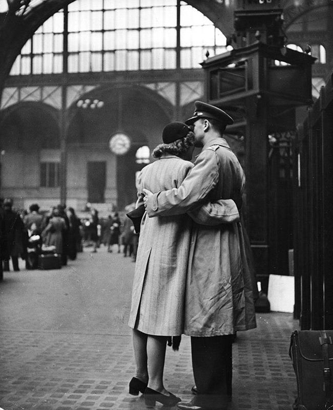Chàng trai nói lời tạm biệt tại ga Penn, New York tháng 4/1943