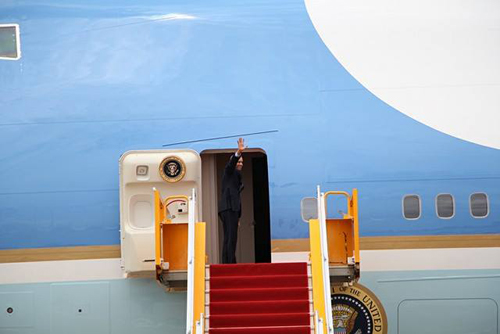 Tổng thống Obama chào tạm biệt Việt Nam - 1